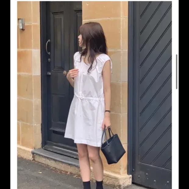 베르가못 셔링 미니 원피스 화이트 색상