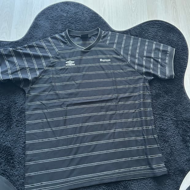 슈프림 x 엄브로 스트라이프 사커 저지 블랙 - 25SS