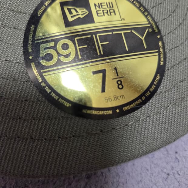 뉴에라 캡 두 개