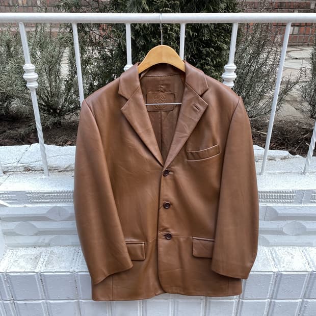 로에베 레더 테일러드 자켓 싱글 버튼 플랩 포켓 디테일 레귤러핏 브라운
