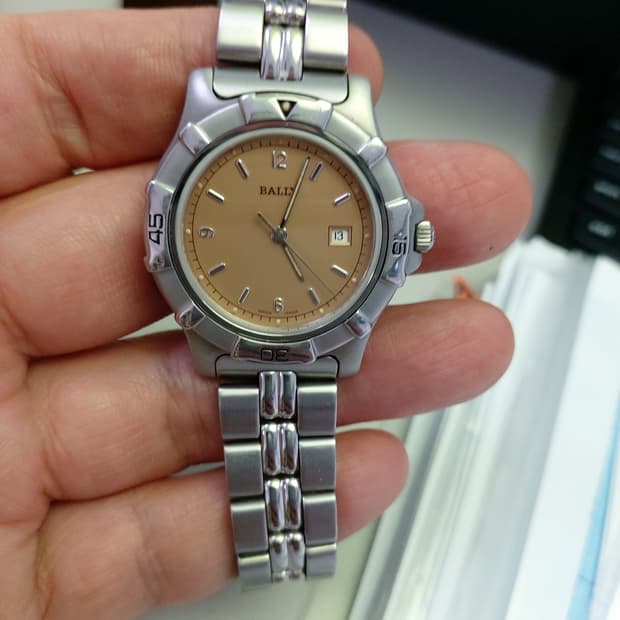 실버 메탈 소재의 발리 명품 시계