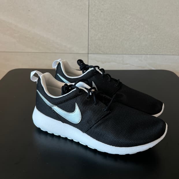 [250] 나이키 로쉬런 블랙/실버 - 가볍고 편한 데일리 운동화