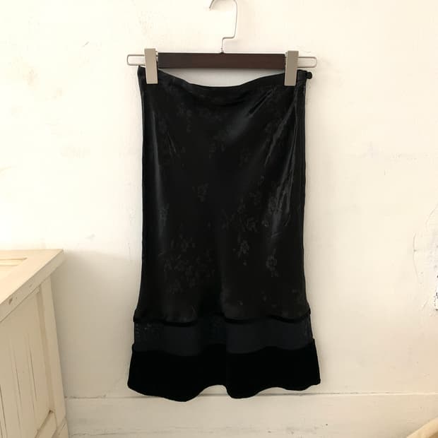 Black oriental print satin midi skirt(새상
