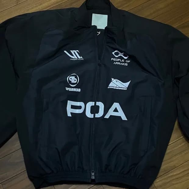 [1] 언더마이카 에이서 POA 패디드 숄더 크롭 블루종 에보니