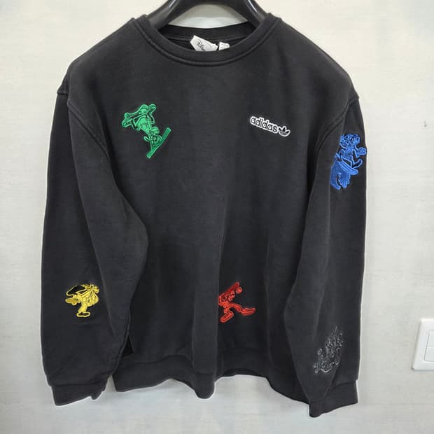 아디다스 디즈니 콜라보 구피 멀티자수로고 맨투맨 xl