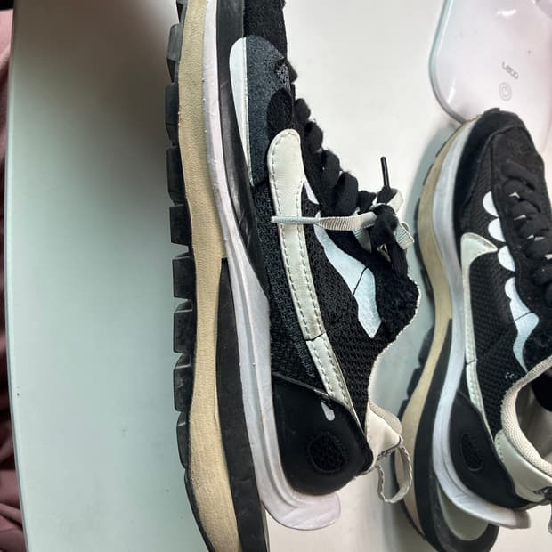 나이키 x 사카이 베이퍼와플 블랙 화이트 입니다!!