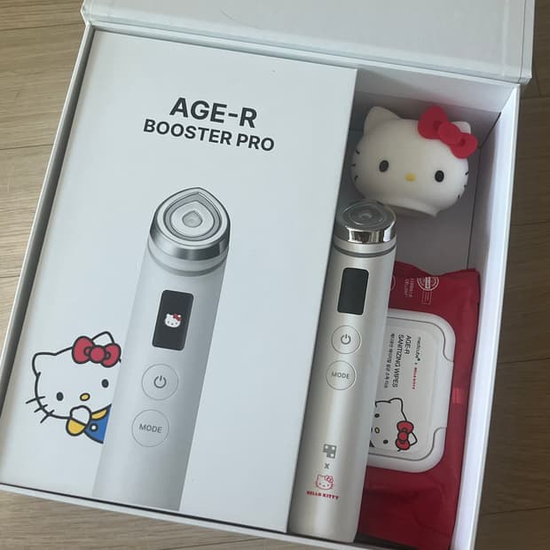 [미개봉 새상품] 메디큐브 에이지알 부스터 프로 화이트 + 헬로키티