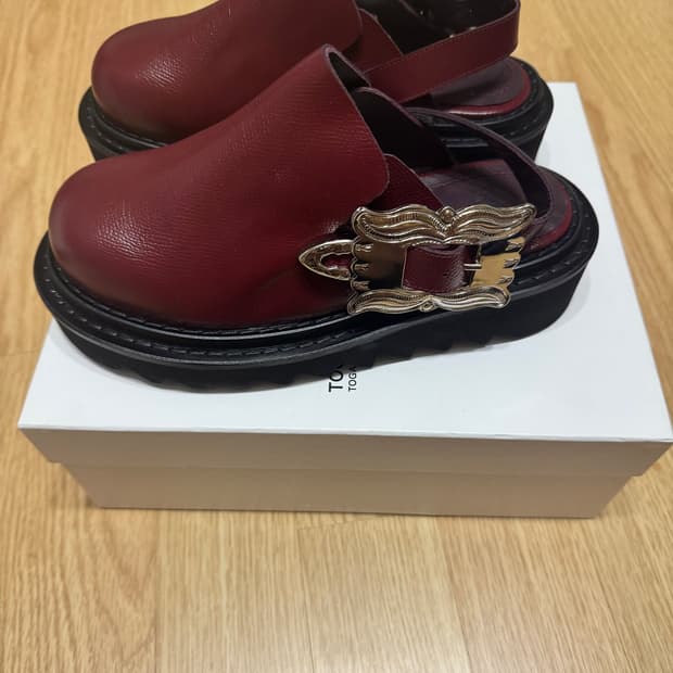 토가 풀라 레더 샌들