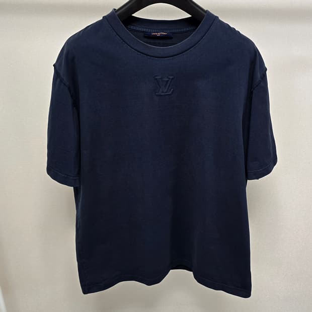 루이비통 엠보스드 LV 로고 반팔 티셔츠 xxl사이즈 판매