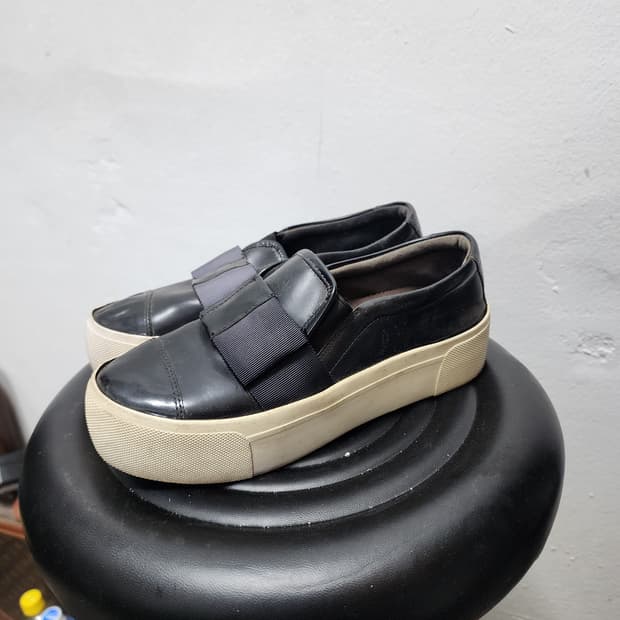 DKNY 통굽 가죽 슬립온