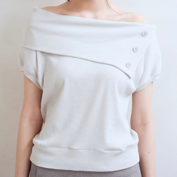 오피쉬 버튼 와이드 칼라 티셔츠 그레이 오프숄더