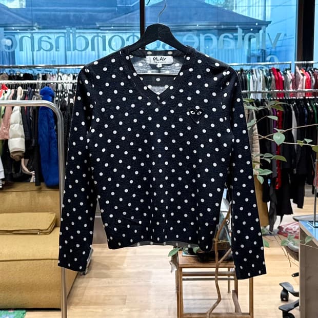 꼼데가르송 플레이 네이비 폴카 도트 브이넥 니트 
