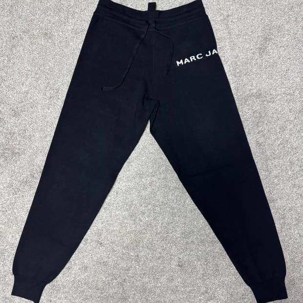 마크제이콥스 블랙 로고 조거팬츠