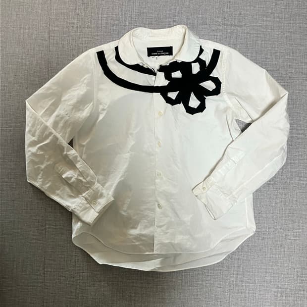 꼼데가르송트리콧 아방가르드 플라워코사지 라운드넥셔츠