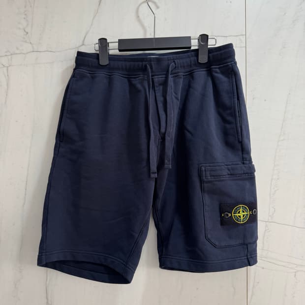 STONE ISLAND 카고 패치 스웻 반바지