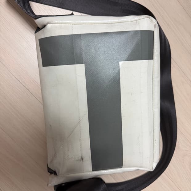 프라이탁 라씨 그레이 흰색 조합