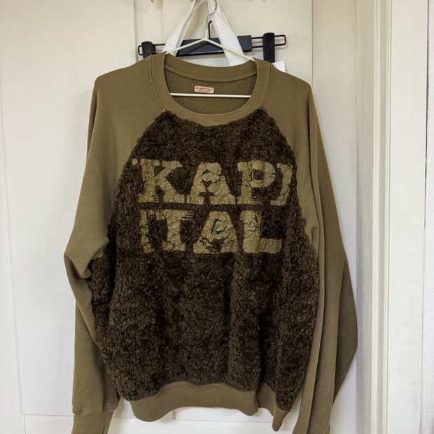 캐피탈 퍼 그리즐리 스웨트 맨투맨 카키