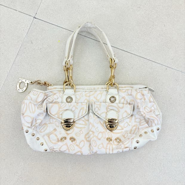 Bebe 골드 디테일 숄더백