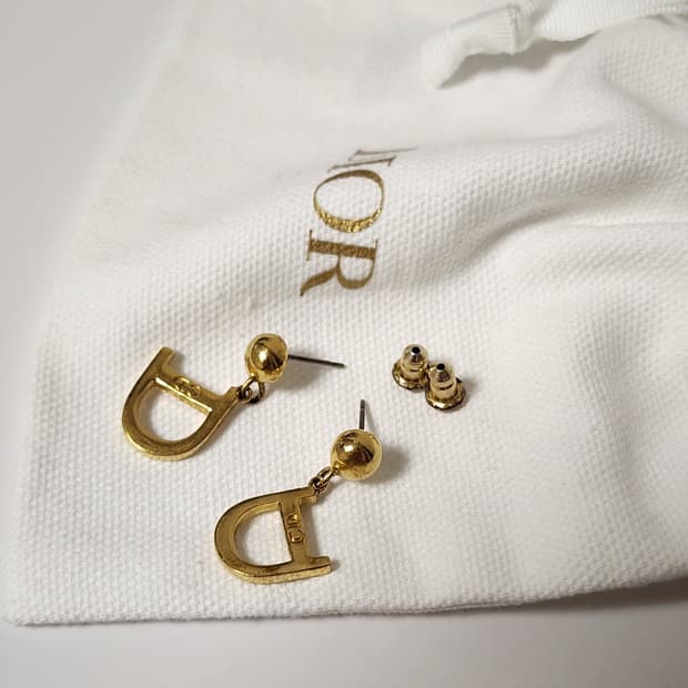 디올 D로고 금장귀걸이