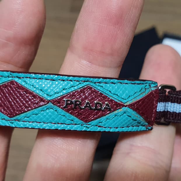 프라다 사피아노 레더 팔찌