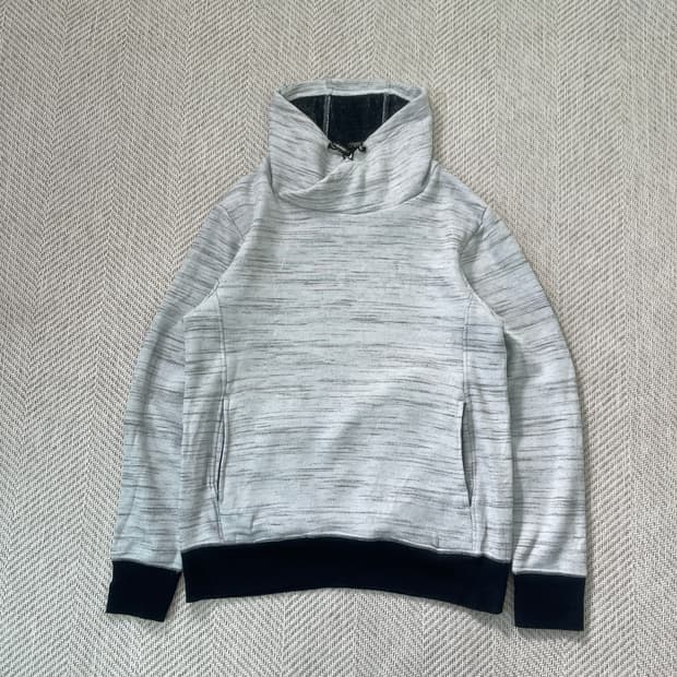 시멘틱디자인 하이넥 스트링 스웻