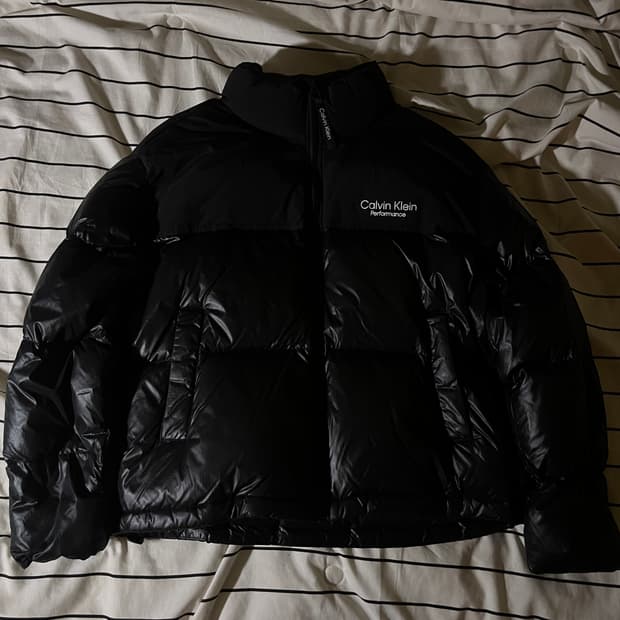 S(90) 캘빈클라인 퍼포먼스 덕다운 숏패딩 — 광택 블랙, 숏오버핏 감