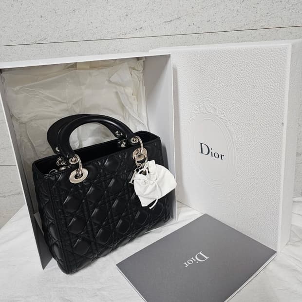 디올 레이디 디올 미듐 사이즈 블랙