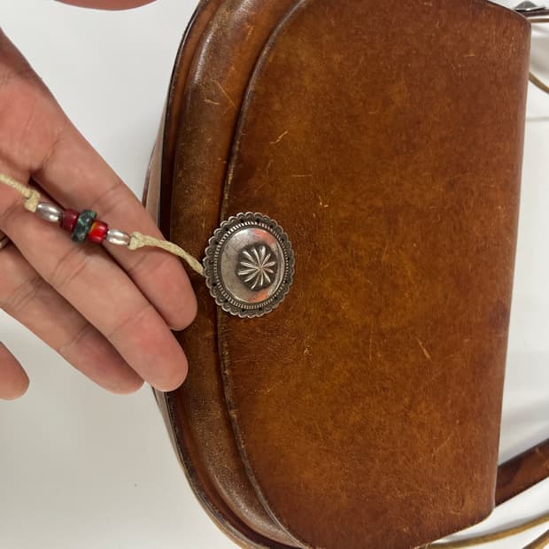 고로스 새들레더 네츄럴 인디언콘초 크로스 버킷백