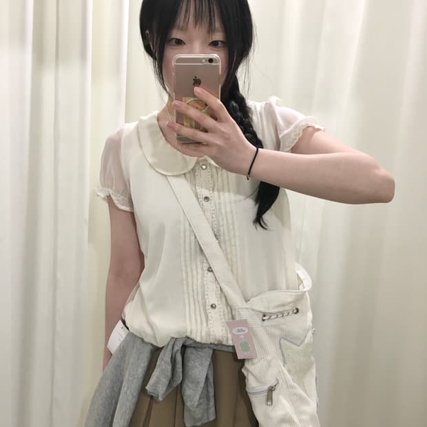 Round-collar lace blouse