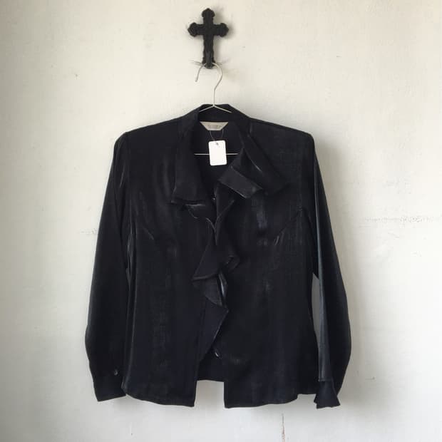 Ruffle point glossy shirt