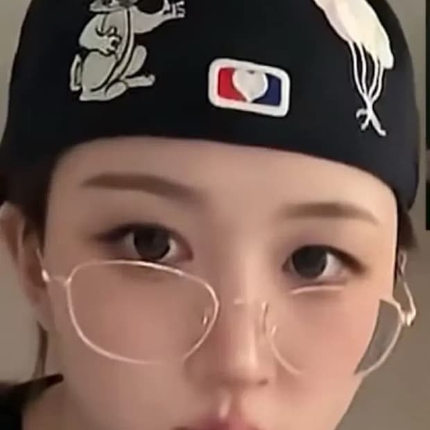 더뮤지엄비지터 스냅백 (오해원 착용)