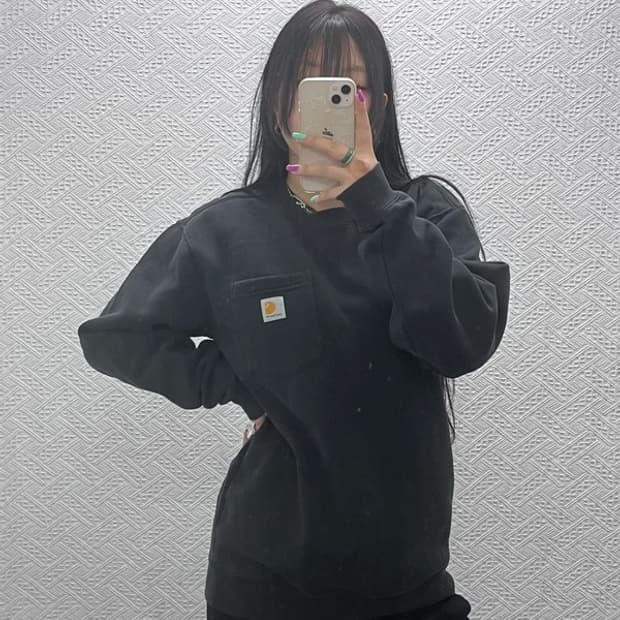 칼하트 베이직 모던 오버핏 포켓로고 디테일 맨투맨 M C07371