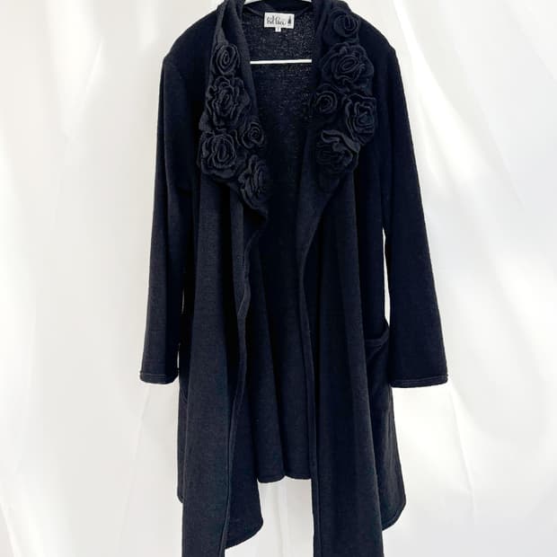 chiba 플라워 코르사쥬 언발란스 롱 가디건