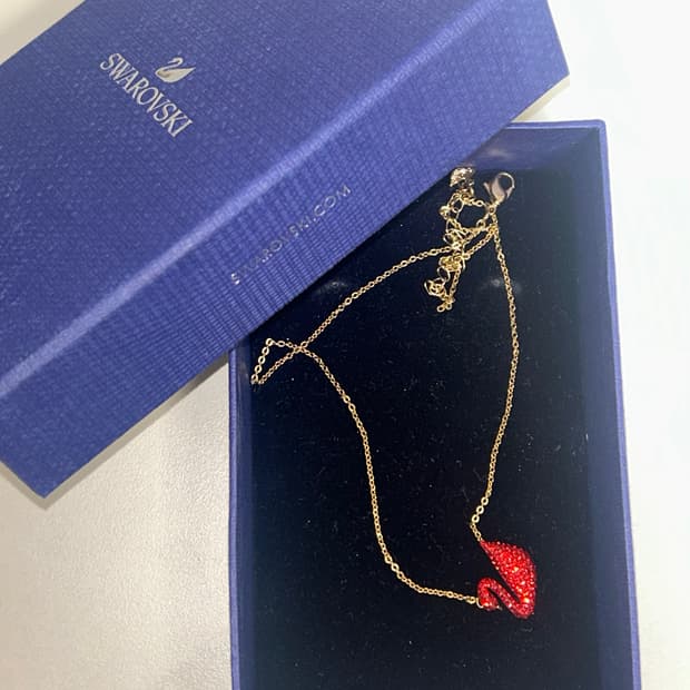 스와로브스키 레드 스완 목걸이