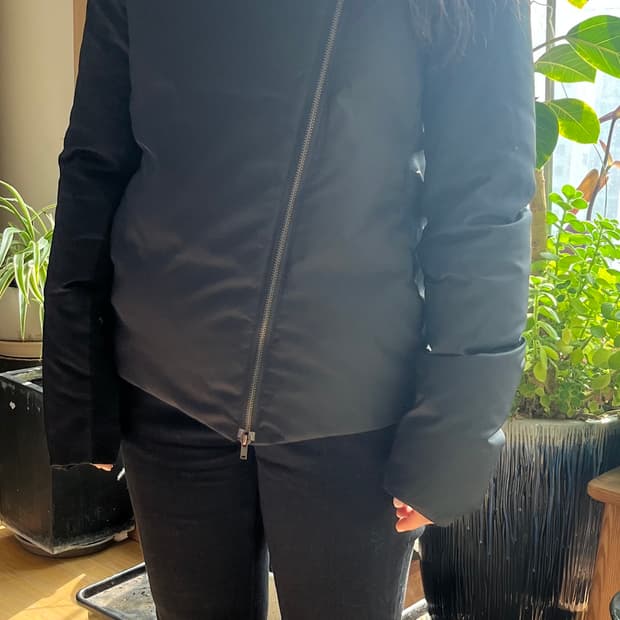 DKNY 비대칭 고딕 사선 지퍼 패딩