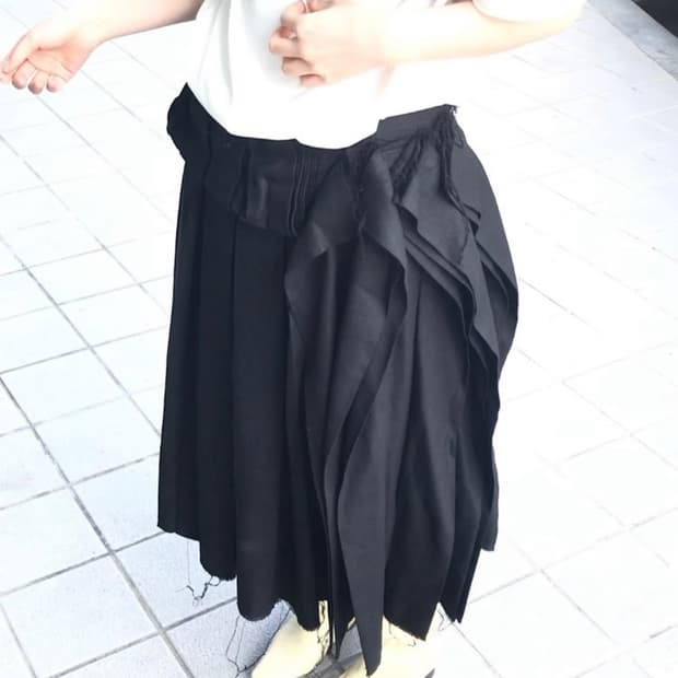 에옹쓰 2025 Offbeat pleats skirt -black