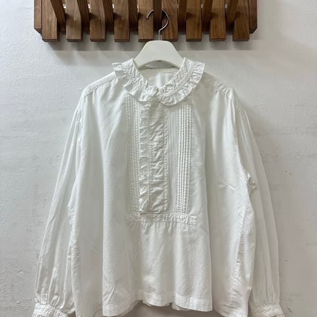 Pink House 핑크하우스 둥근카라프릴 핀턱 레이스 퍼프소매블라우스