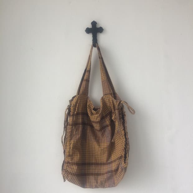 check pattern side shirring shoulder bag