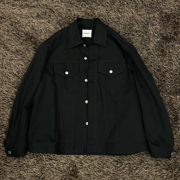 BACK GUSSET SLEEVE TRACKER JACKET. (BLAC