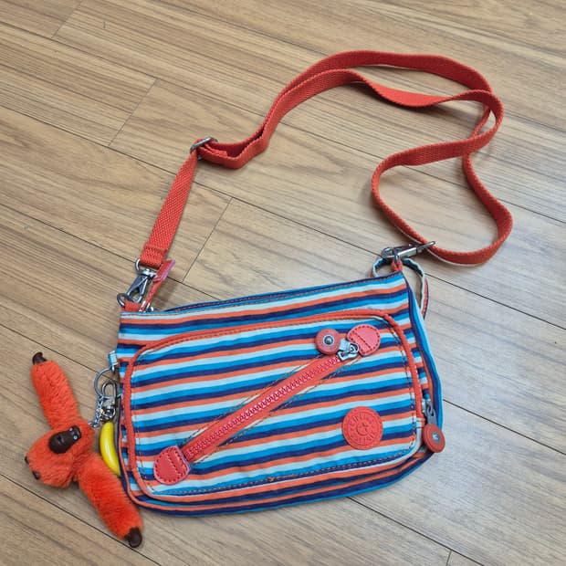 키플링 크로스백 판매합니다. 스트라이프 패턴이 들어가 있어 캐주얼하게 착