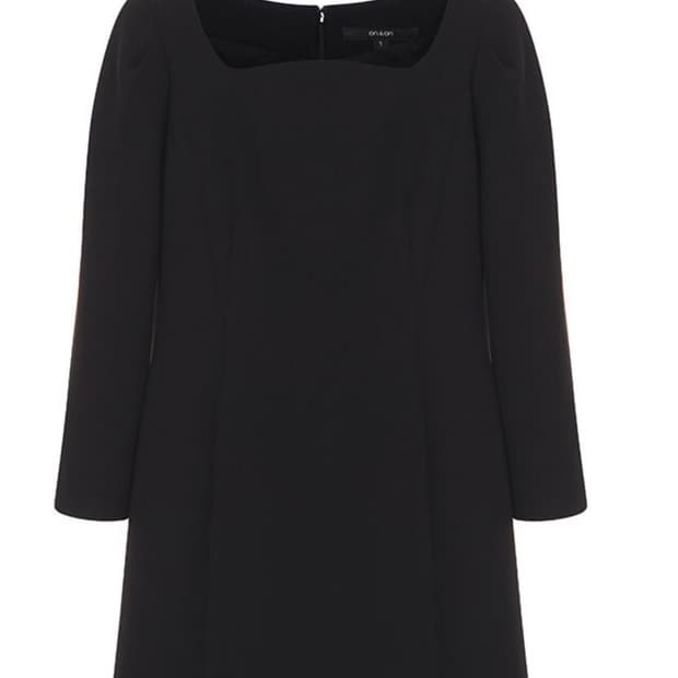 온앤온 커브드넥 블랙 원피스