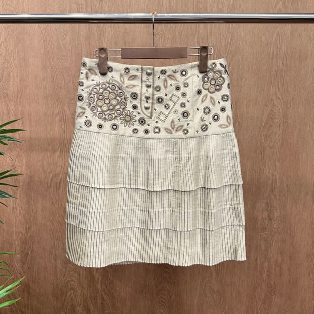 크리스찬 디올 미디 스커트 자수 아트워크 미러 장식 플리츠 디테일 베이지