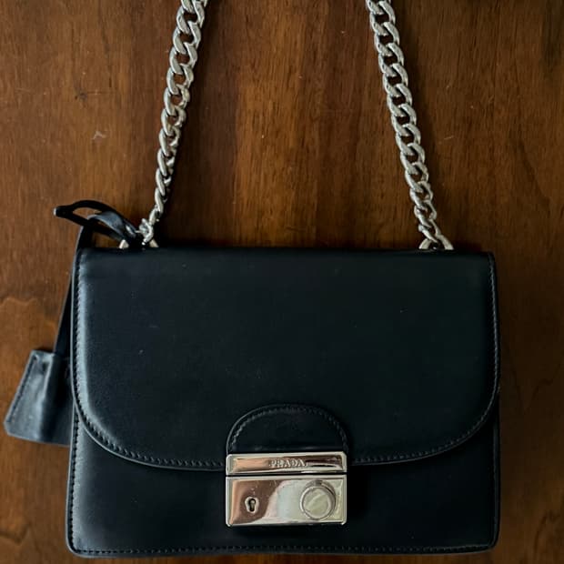PRADA 프라다 플랩 체인 크로스백 