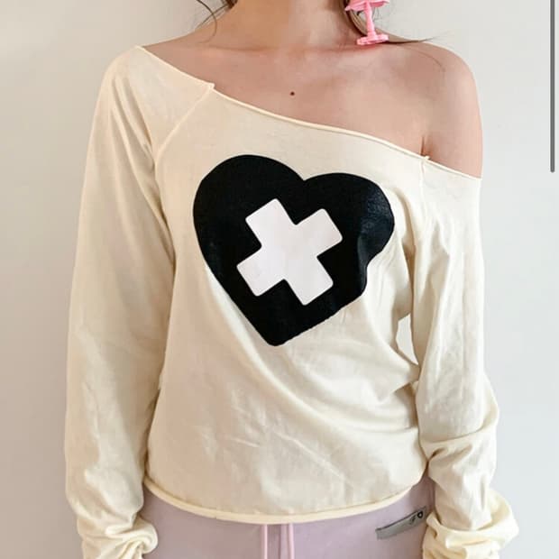 샵페어리 cross heart cut off t-shirt (cream)