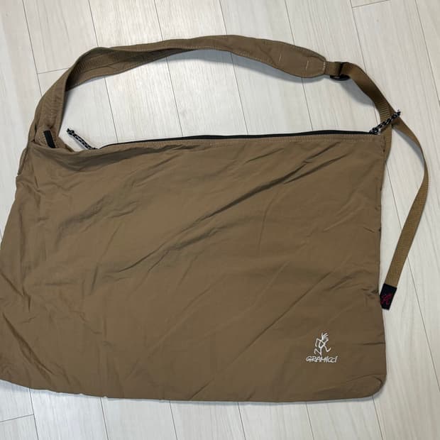 그라미치 Gramicci 숄더백 (크로스백) 팝니다!