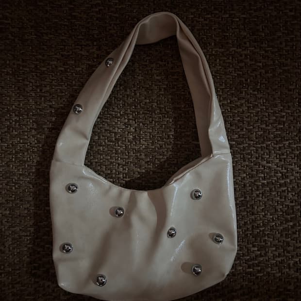 아이보리 스터드 숄더백