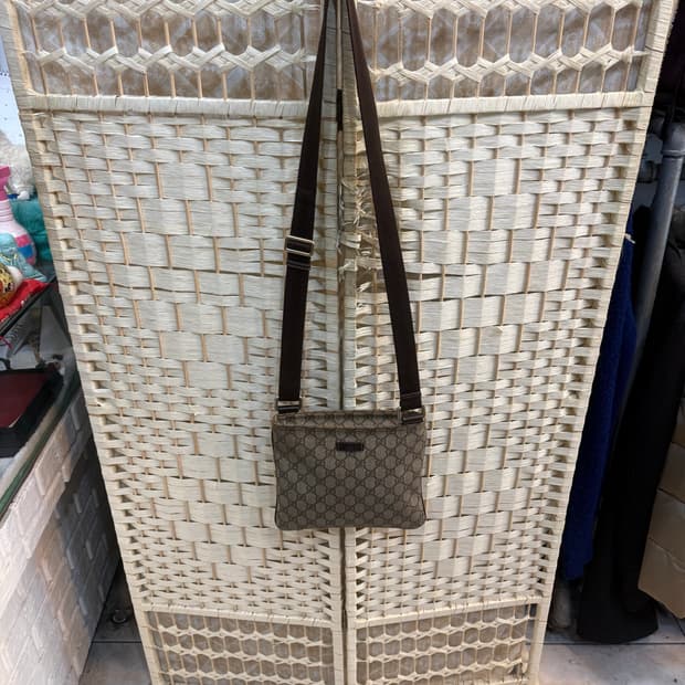 정품 구찌 수프림 크로스백 팝니다