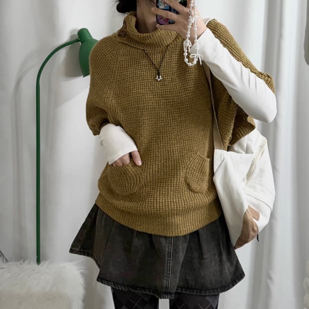 카멜 터틀넥 버튼 케이프 니트