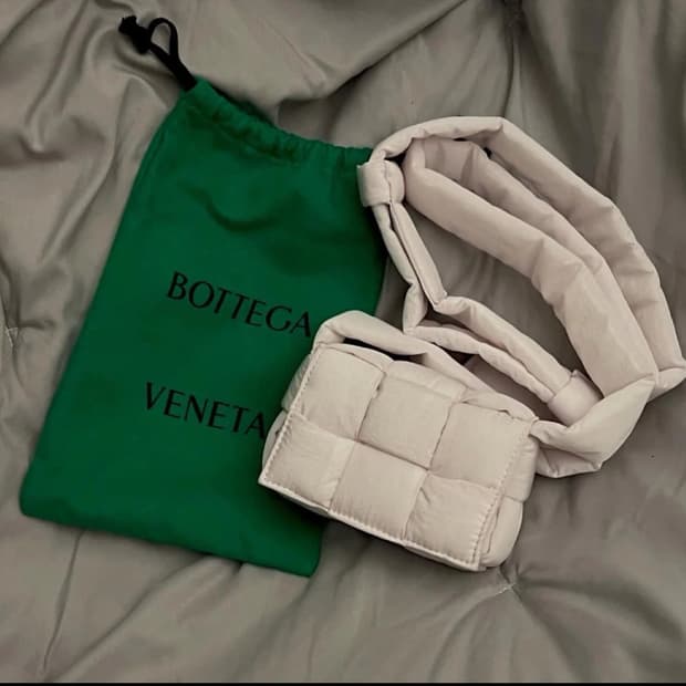 보테가베네타 미니 카세트백 연핑크 s급