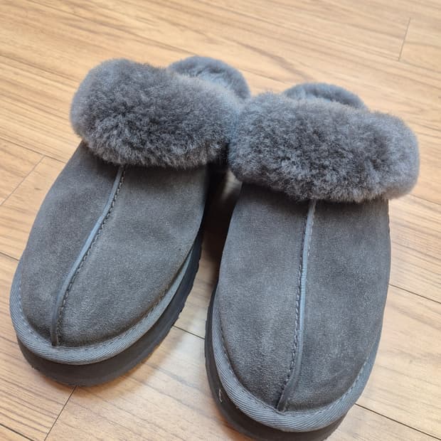 UGG 어그 슬리퍼 260사이즈 판매합니다. 털이 복슬복슬해서 겨울에 따